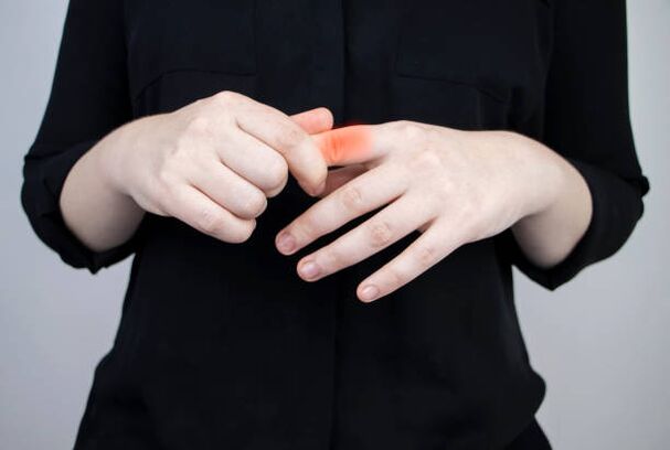 bolest kloubů prstů ženy