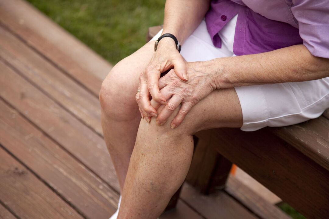 Bolest v kolenních kloubech může být příznakem revmatických onemocnění