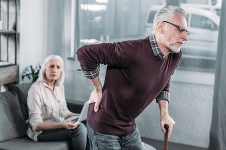 Změny související s věkem v těle vyvolávají výskyt osteochondrózy, která způsobuje bolest