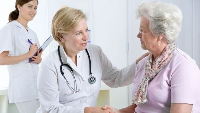 Lékař dává pacientovi doporučení pro léčbu artrózy