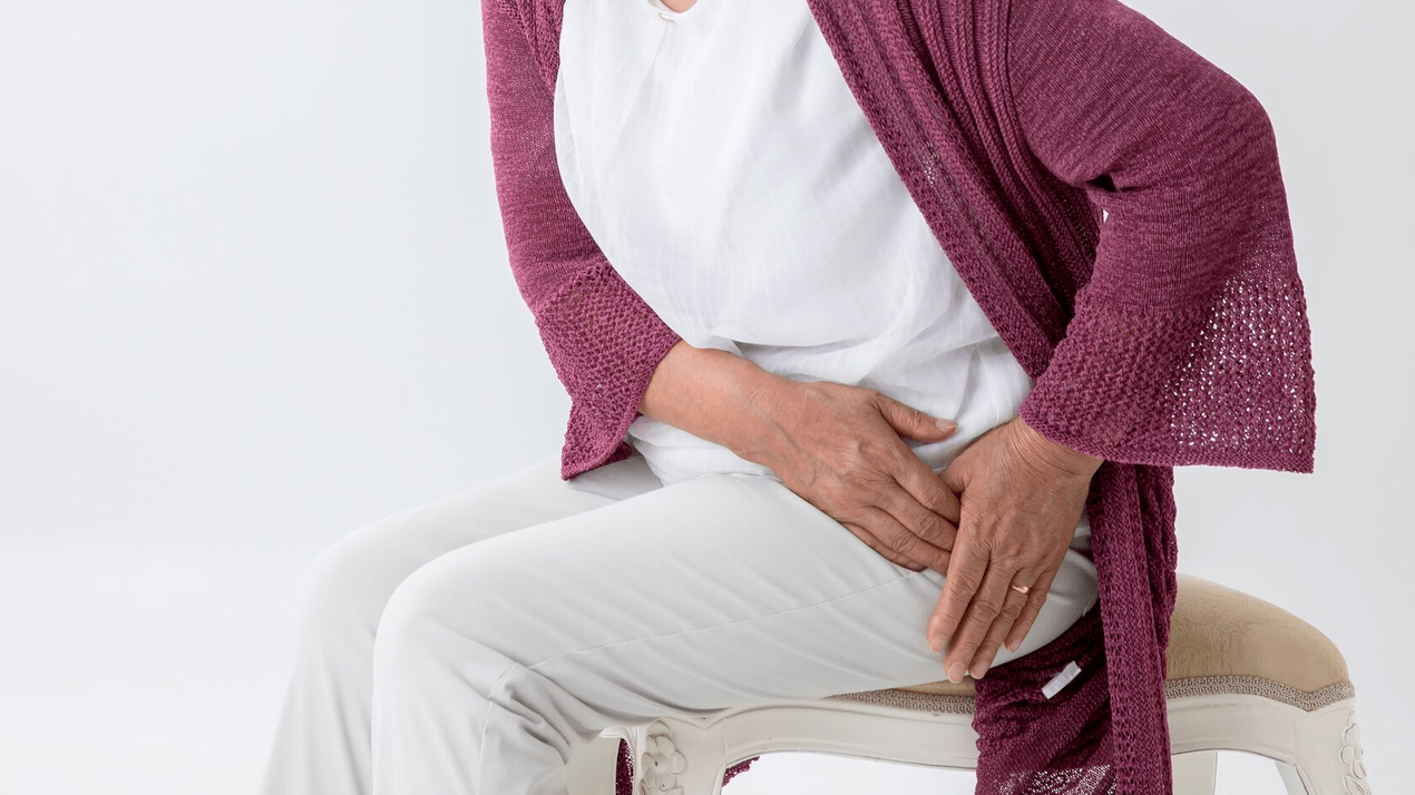 Bolest a ztuhlost pohybu v důsledku artrózy kyčelního kloubu u starší ženy
